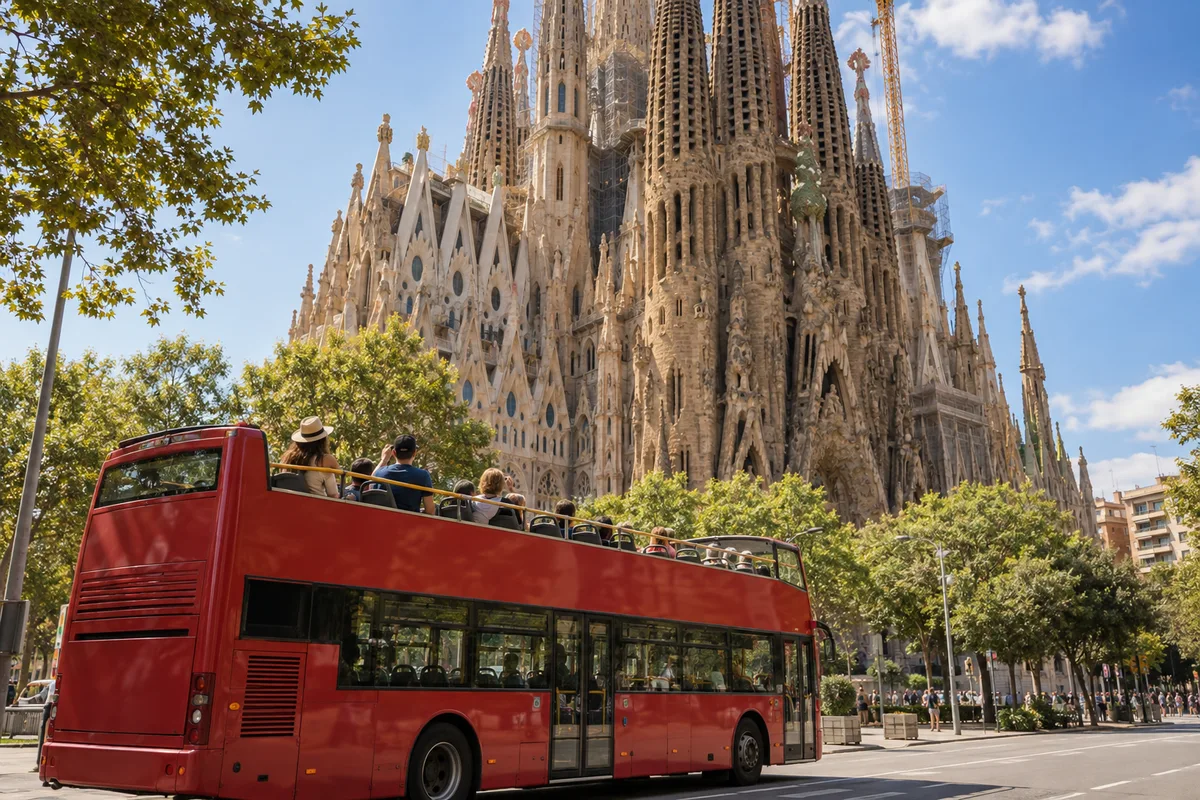 Bus touristique sans marque devant la Sagrada Família à Barcelone, image illustrative